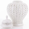 Biała ceramiczna waza ażurowy wzór