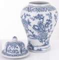 Niebieska ceramiczna waza amfora